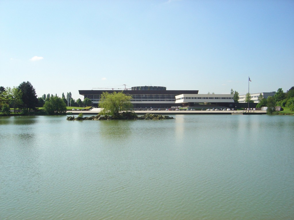 Ecole_Polytechnique_France_seen_from_lake_DSC03389