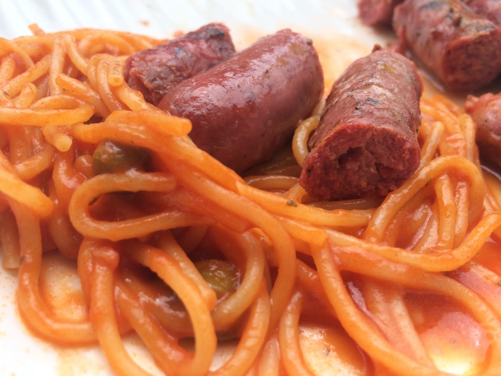 Un excellent spaghettis-merguez préparé par mon épouse