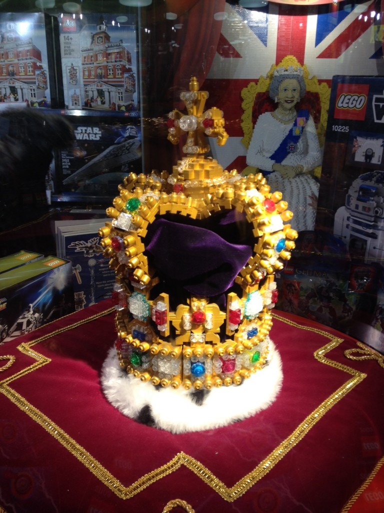 La couronne de la Reine d'Angleterre ... en Legos!
