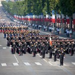 Défiler sur les Champs Elysées