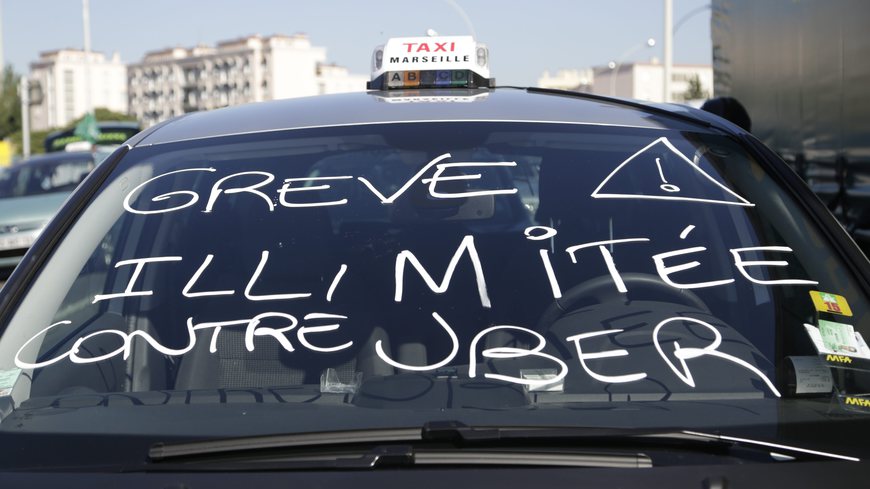 ©PHOTOPQR/LA PROVENCE ; SPEICH Frédéric MARSEILLE LE  26/06/2015 Mouvement de grève national des chauffeurs de taxi pour protester contre la mise en place de l'application Uber Pop Ici devant le Conseil départemental (MaxPPP TagID: maxnewsworldthree781526.jpg) [Photo via MaxPPP]