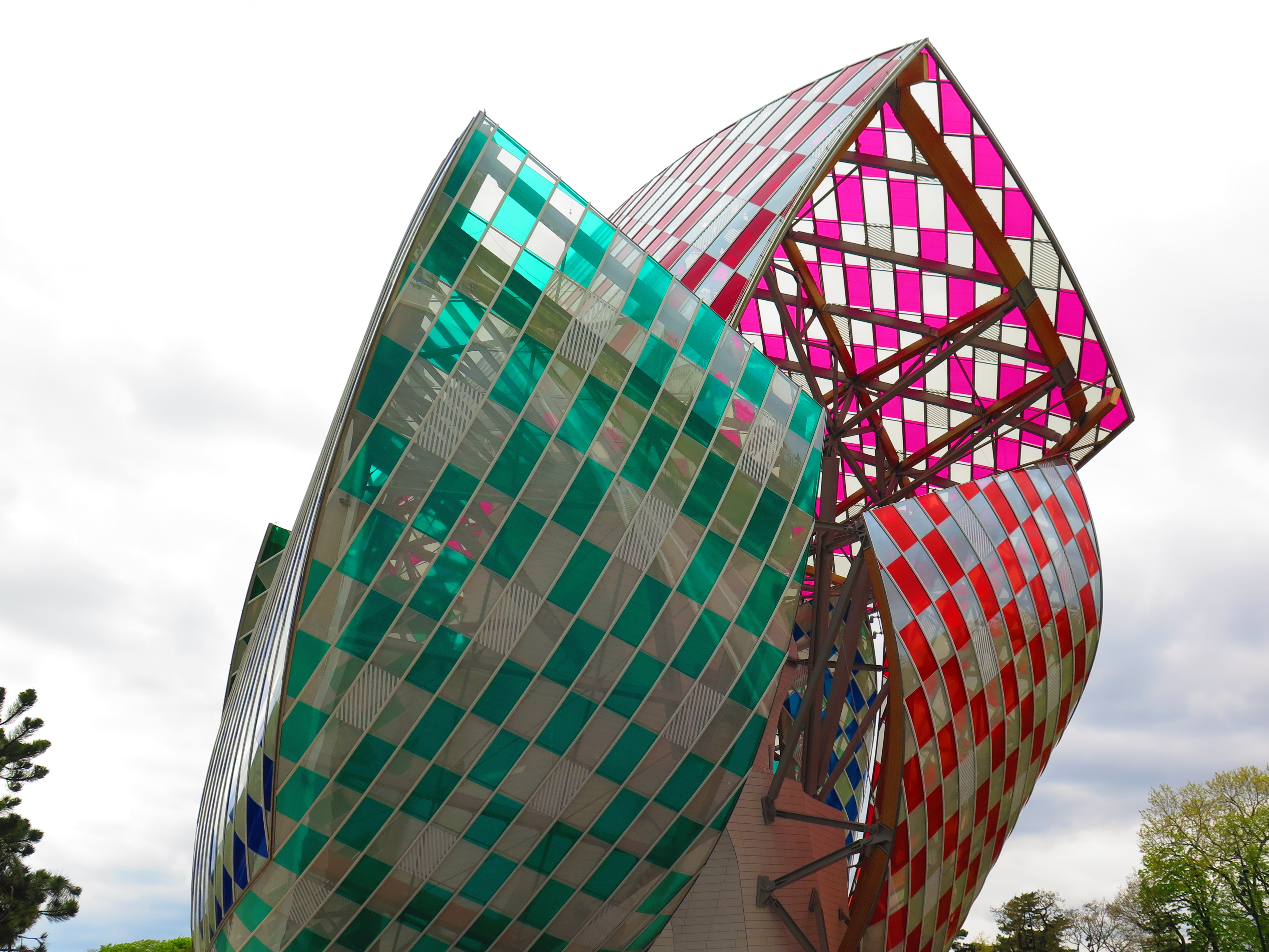 Daniel Buren brings color to the Fondation Louis Vuitton - LVMH