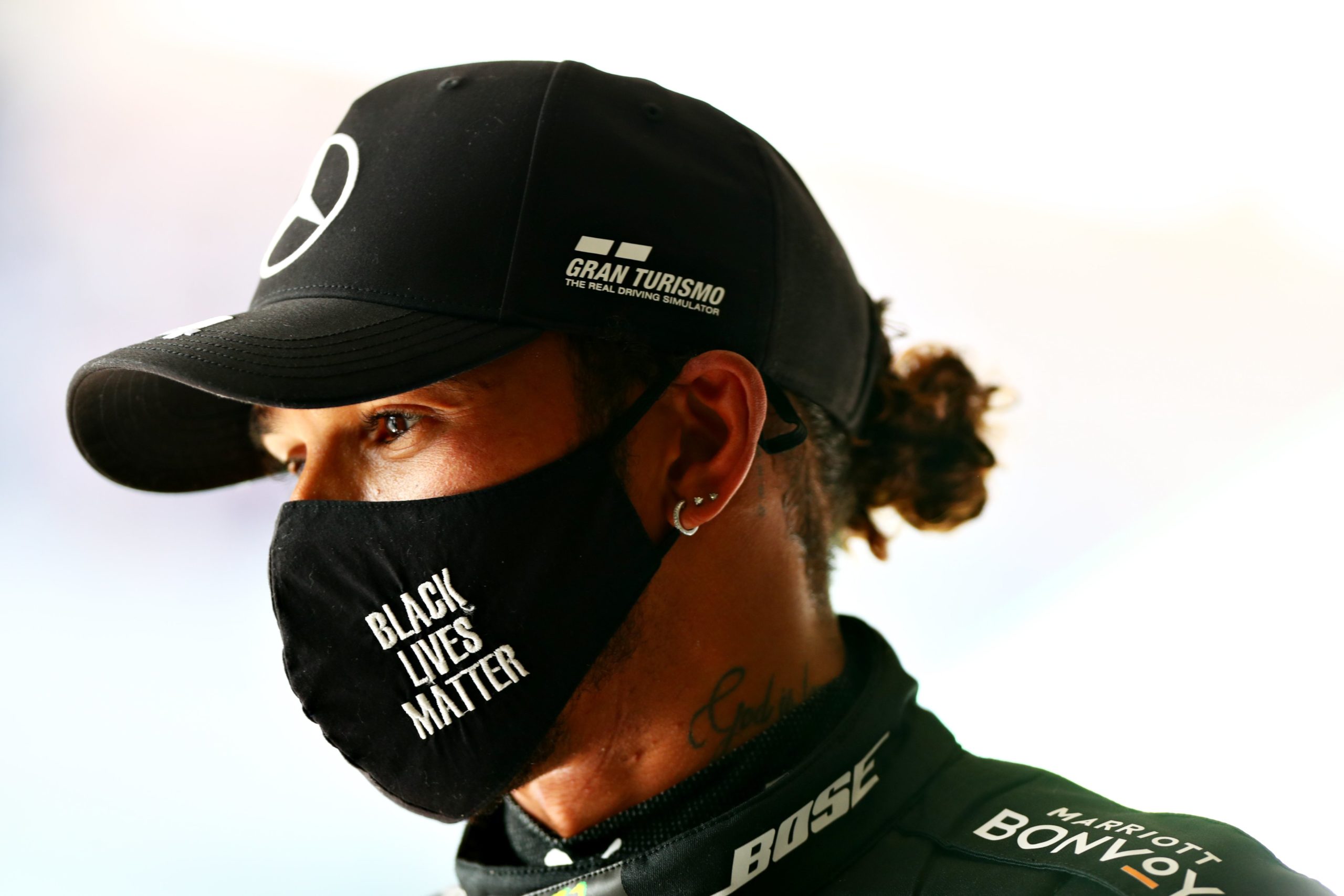 Lewis Hamilton passe en-tête